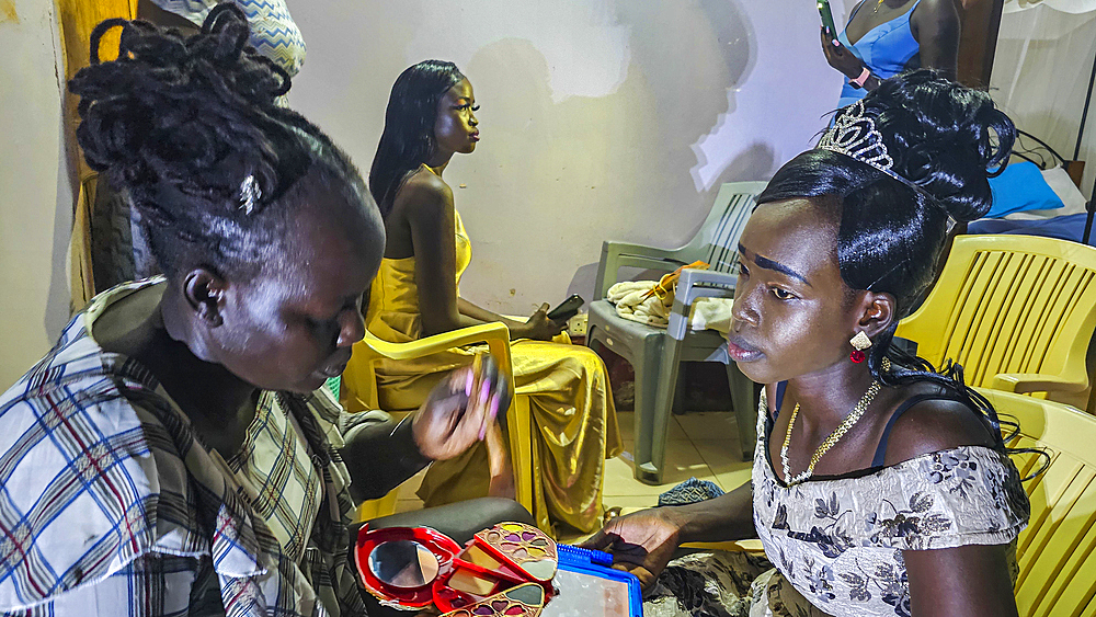 Girls preparing for a traditional Dinka wedding, Bor, central region, South Sudan, Africa