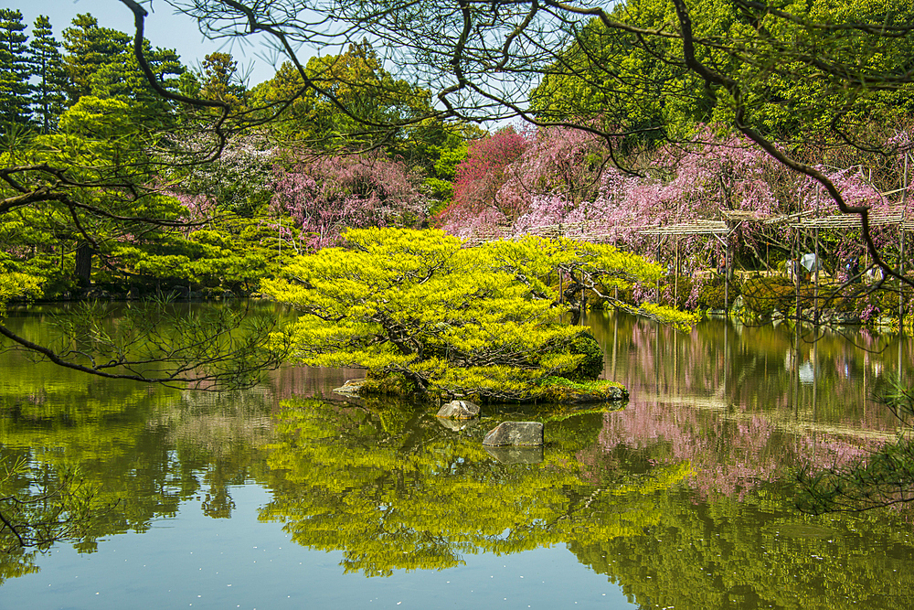 Okazaki Park in the Heian Jingu Shrine, Kyoto, Honshu, Japan, Asia