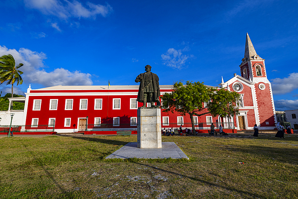 Vasco da Gama statue in front of the Palace of San Paul, Island of Mozambique, UNESCO World Heritage Site, Mozambique, Africa