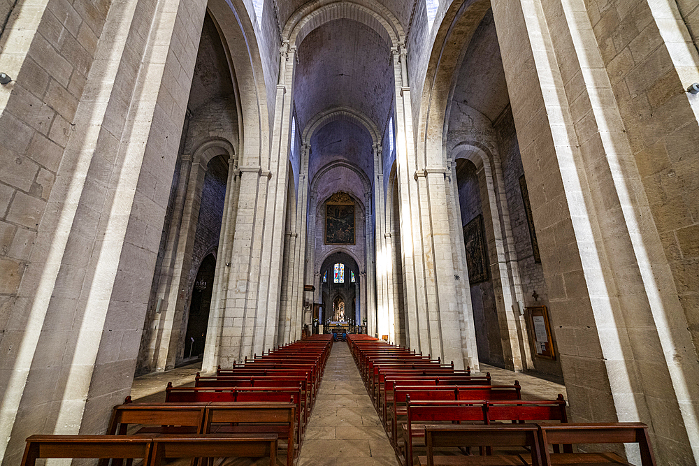 Interior, Arles Cathedral, Arles, UNESCO World Heritage Site, Bouches du Rhone, Provence-Alpes-Cote d'Azur, France, Europe