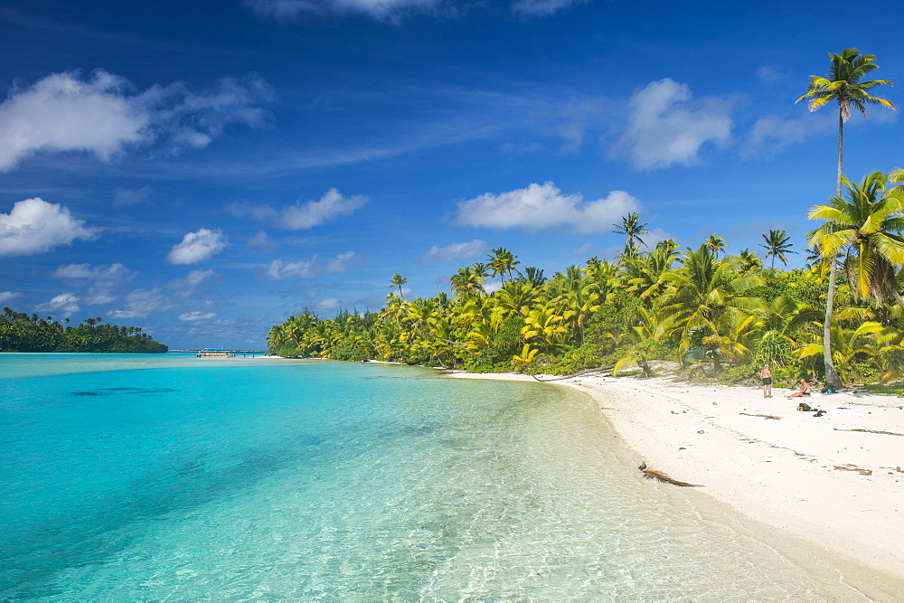 White sand bank in the turquoise waters of the Aitutaki lagoon, Rarotonga and the Cook Islands, South Pacific, Pacific