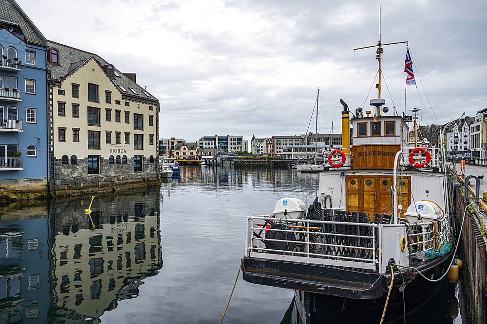 Harbour of Alesund, More og Romsdal, Norway, Scandinavia, Europe