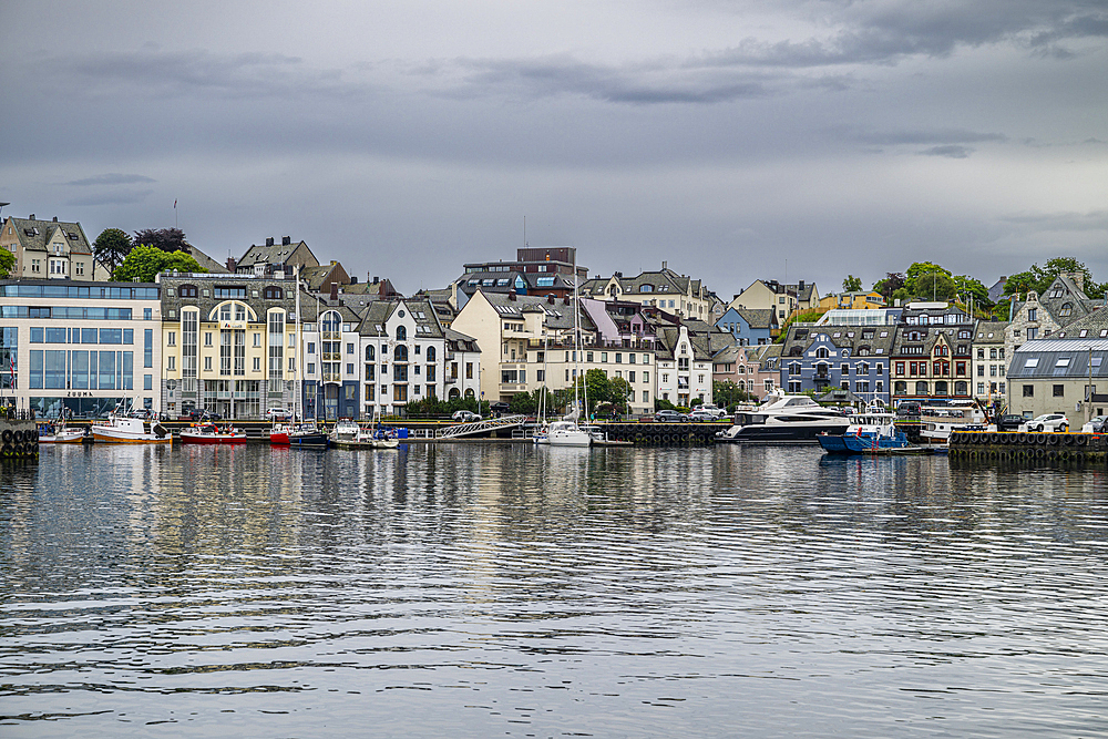 Harbour of Alesund, More og Romsdal, Norway, Scandinavia, Europe