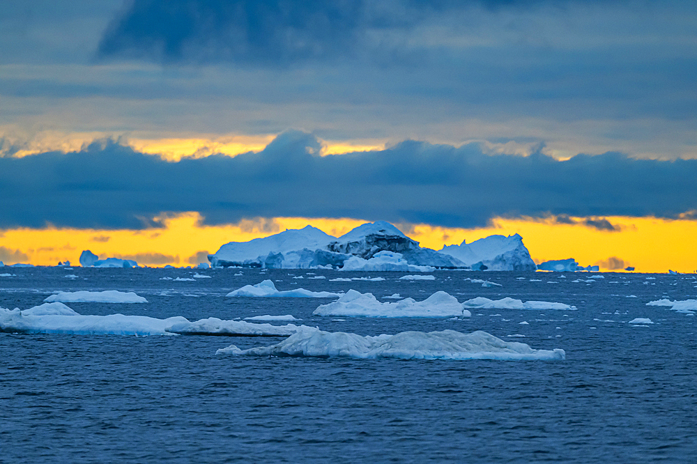 Sunset over the floating icebergs, Ilulissat Icefjord, UNESCO World Heritage Site, Western Greenland, Denmark, Polar Regions