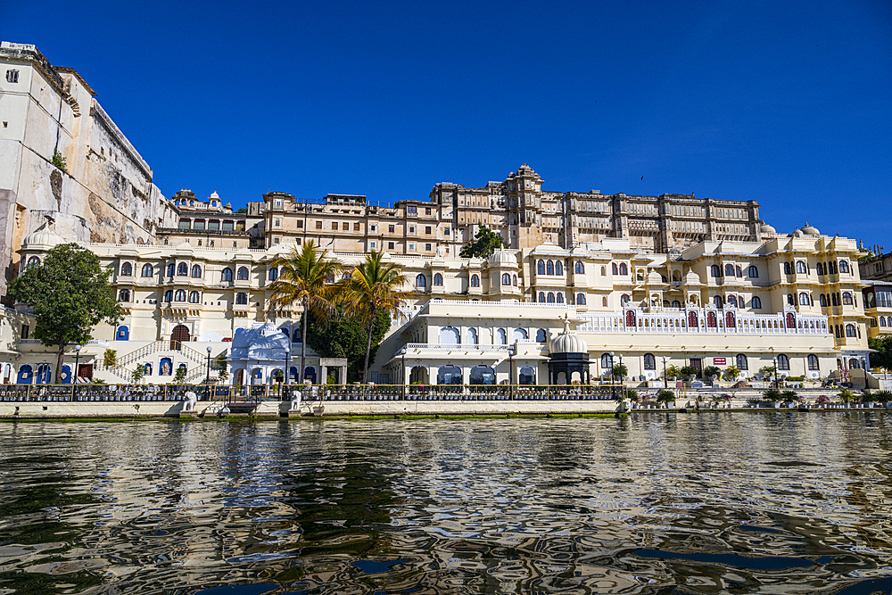 City palace on lake Pichola, Udaipur, Rajasthan, India