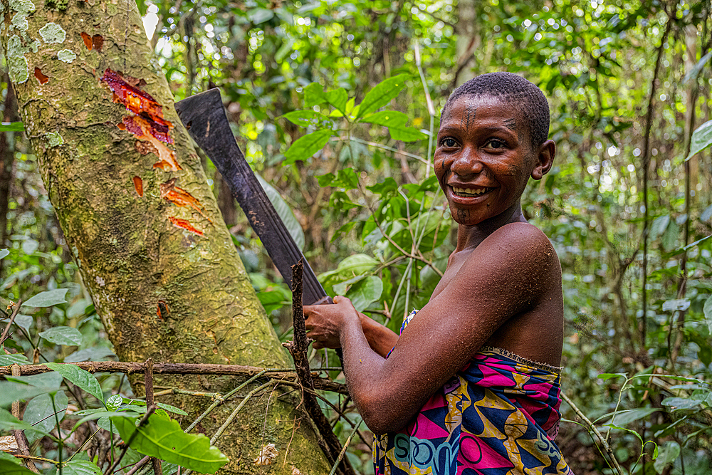 Pygmy woman going nethunting, Unesco site Dzanga Sangha National Park, Central African Republic