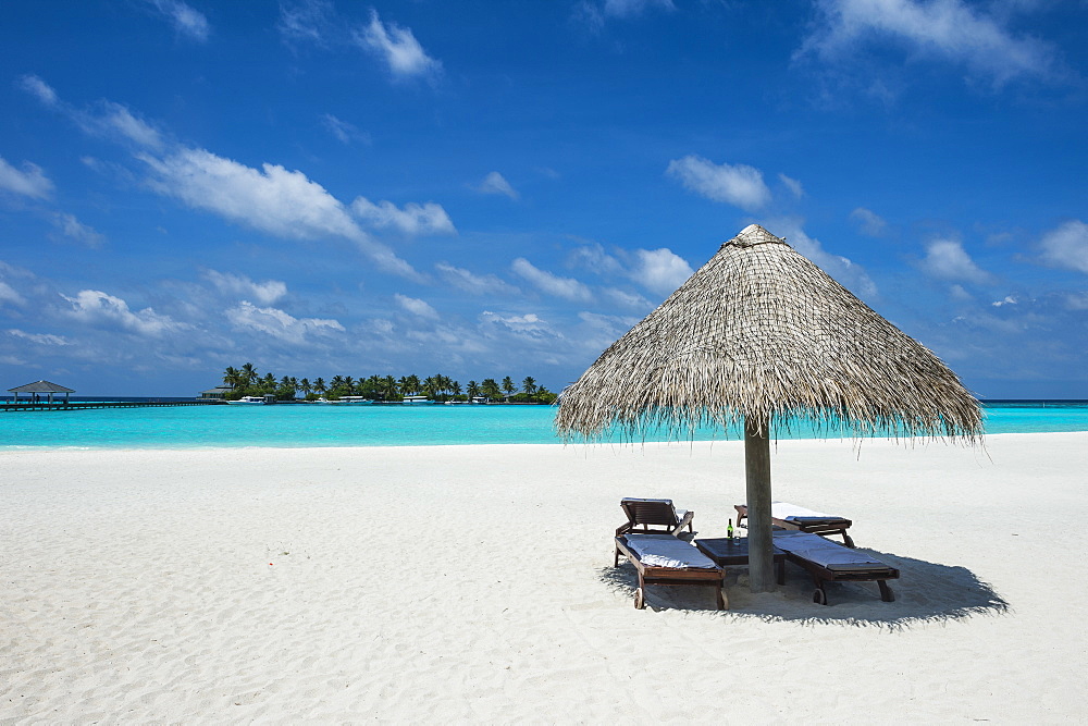 Parasol on a white sand beach and turquoise water, Sun Island Resort, Nalaguraidhoo island, Ari atoll, Maldives, Indian Ocean, Asia