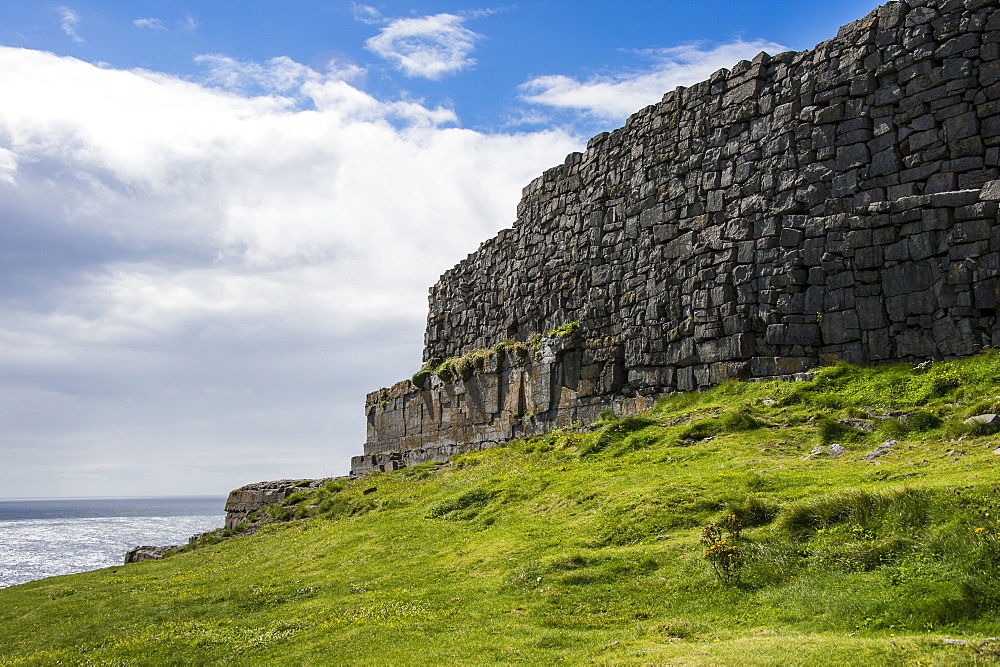 Dun Duchathairin, large stone fort on Inishmore Arainn, Aaran Islands, Republic of Ireland, Europe