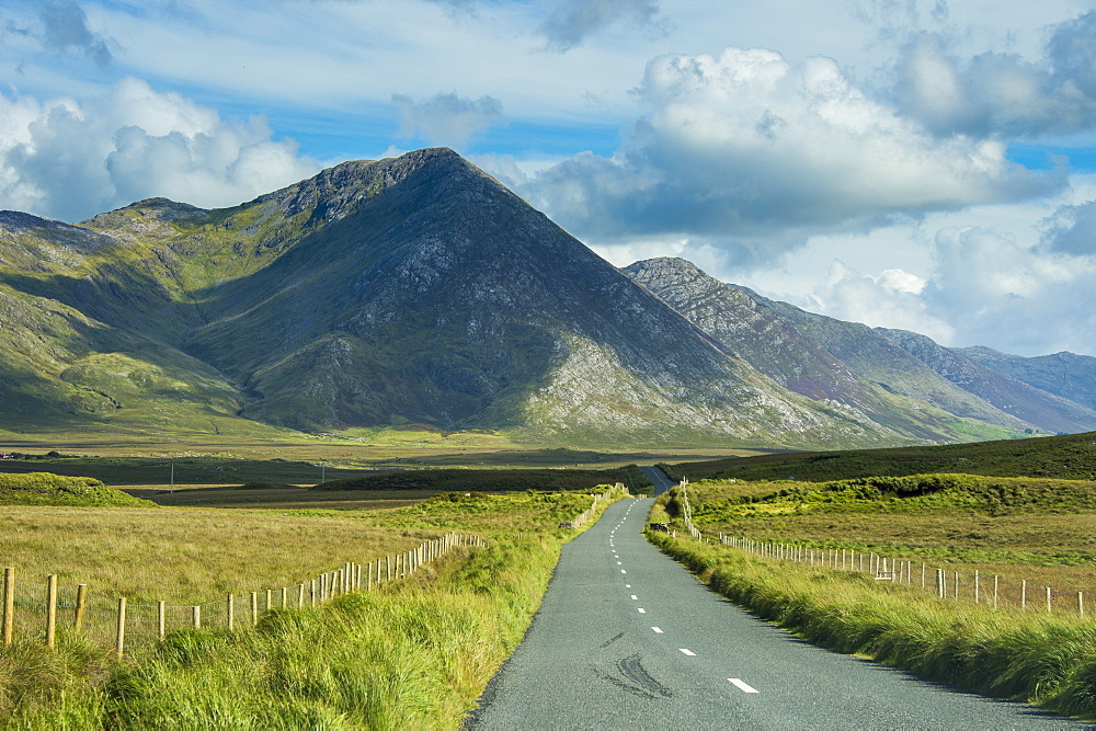 Road leading through the Connemara National Park, County Galway, Connacht, Republic of Ireland, Europe