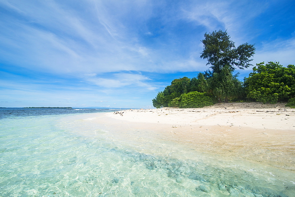 Turquoise water and white sand beach at the stunning little island of Ral off the coast of Kavieng, New Ireland, Papua New Guinea, Pacific