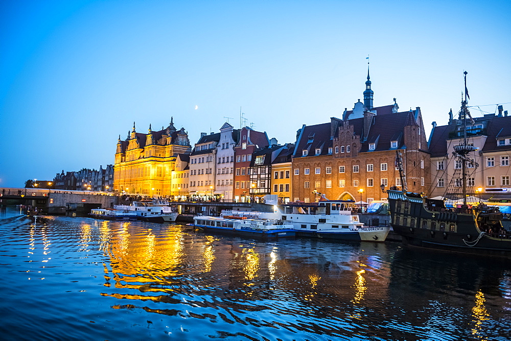 Hanseatic League houses on the Motlawa River at sunset, Gdansk, Poland, Europe