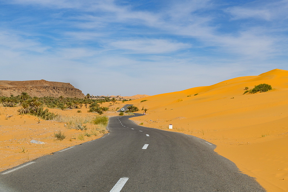 Massive sand dunes behind the Oasis of Taghit, western Algeria, North Africa, Africa