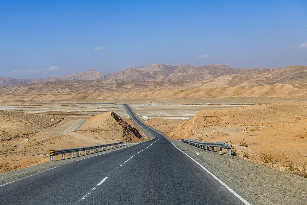 Long straight road between Bamyan and Yakawlang, Bamyan, Afghanistan, Asia