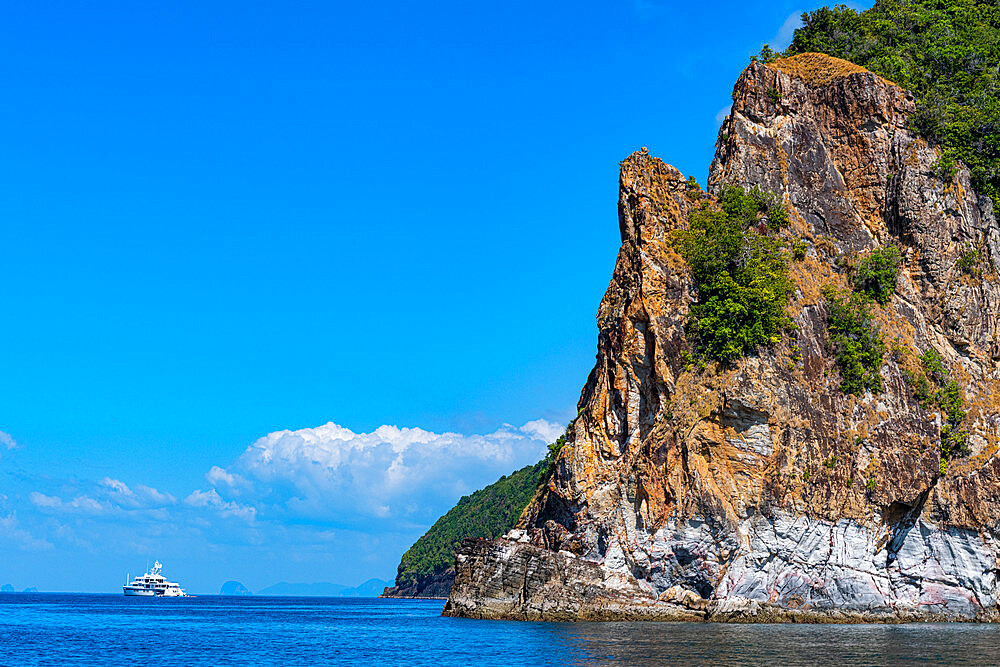 Sailing boats before the rocky cliffs of the Koh Rok, Mu Ko Lanta National Park, Thailand, Southeast Asia, Asia