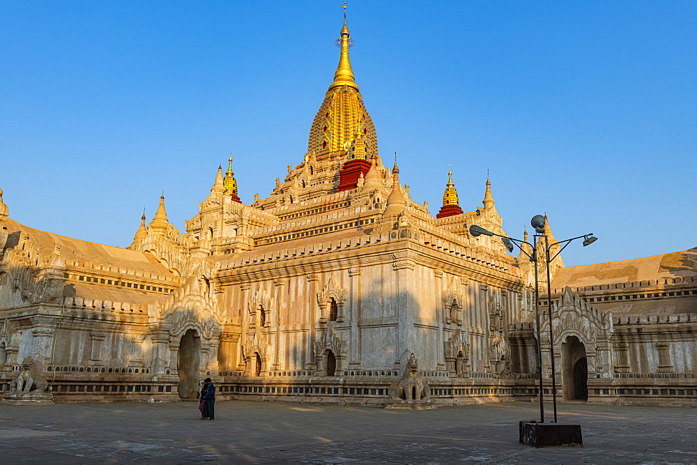 Sunrise at Ananda Temple, Bagan (Pagan), Myanmar (Burma), Asia