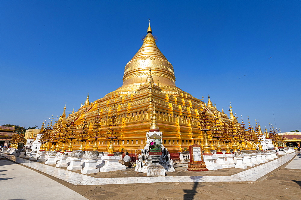 Golden Shwezigon Pagoda, Nyaung-U, near Bagan (Pagan), Myanmar (Burma), Asia