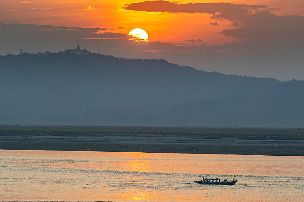 Sunset over the Irrawaddy River, Bagan (Pagan), Myanmar (Burma), Asia