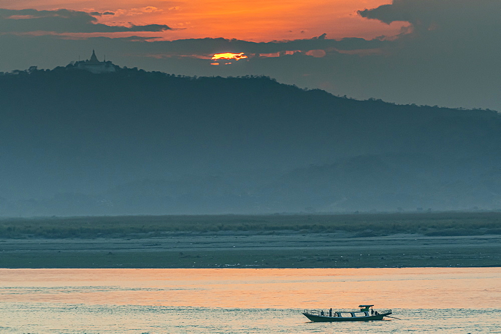 Sunset over the Irrawaddy river, Bagan (Pagan), Myanmar (Burma), Asia