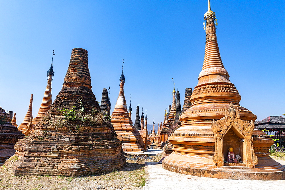 Taw Mwe Khaung Pagoda, Samkar, Inle Lake, Shan state, Myanmar (Burma), Asia