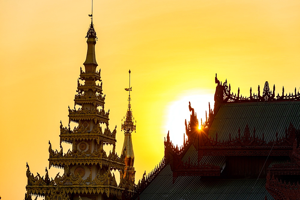 Shwedagon pagoda at sunset, Yangon (Rangoon), Myanmar (Burma), Asia