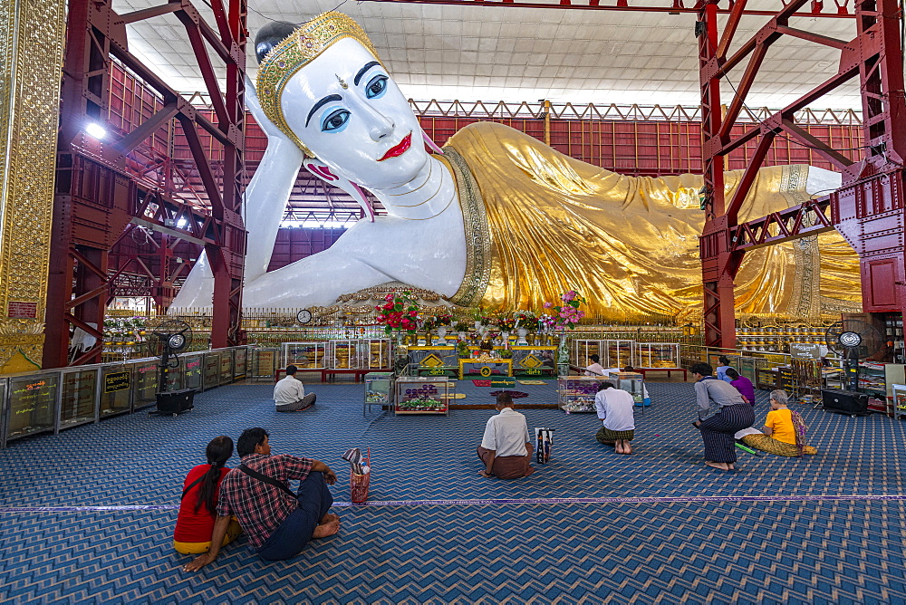 Pilgrims praying before the reclining Buddha in the Chaukhtatgyi Buddha Temple, Yangon (Rangoon), Myanmar (Burma), Asia