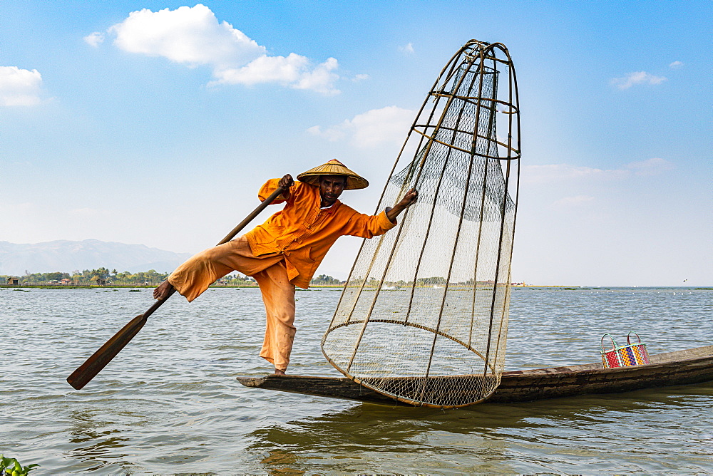 Fisherman at Inle Lake with traditional Intha conical net, fishing net, leg rowing style, Intha people, Inle Lake, Shan state, Myanmar (Burma), Asia