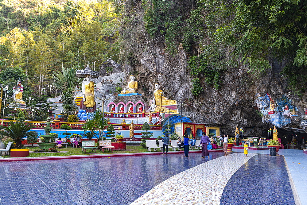 Many buddhas in the Kaw Ka Thawng Cave, Hpa-An, Kayin state, Myanmar (Burma), Asia