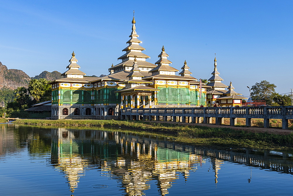 Monastery in an artifical lake, Kyauk Kalap, Hpa-An, Kayin state, Myanmar (Burma), Asia