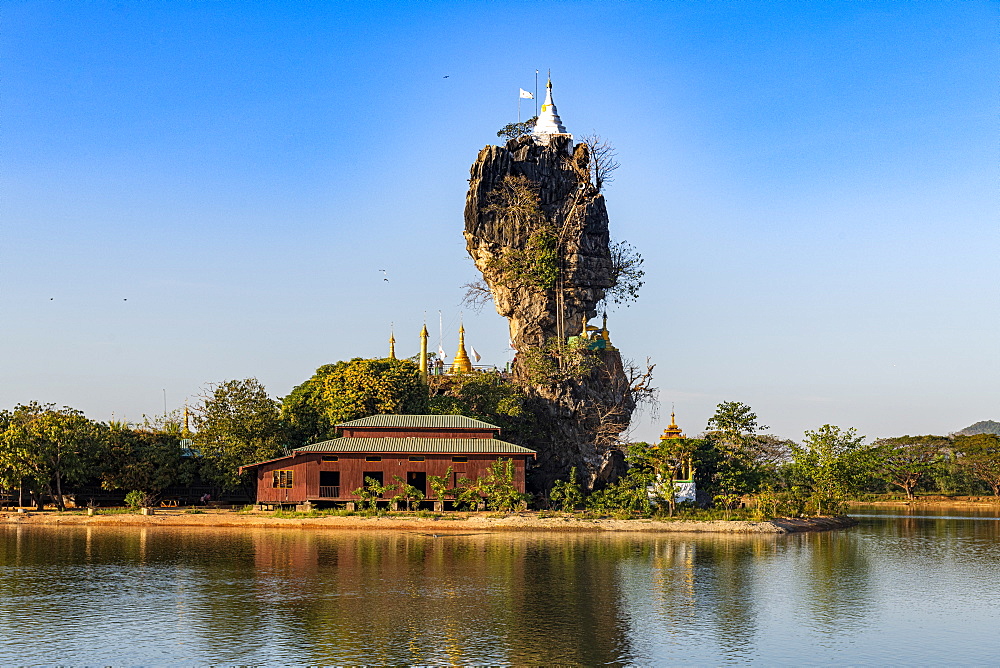 Little pagoda on a rock, Kyauk Kalap, Hpa-An, Kayin state, Myanmar (Burma), Asia