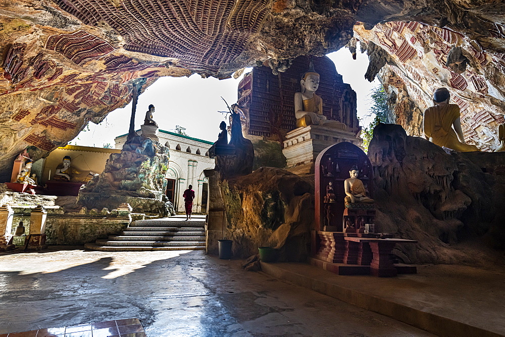 Cave filled with buddhas, Kawgun Cave, Hpa-An, Kayin state, Myanmar (Burma), Asia