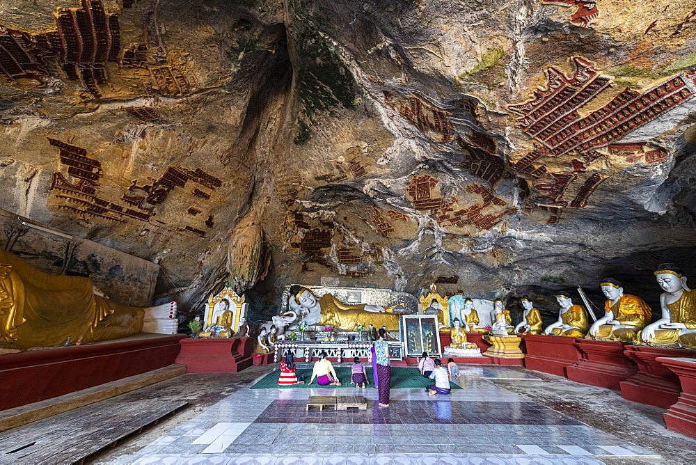 Cave filled with buddhas, Kawgun Cave, Hpa-An, Kayin state, Myanmar (Burma), Asia