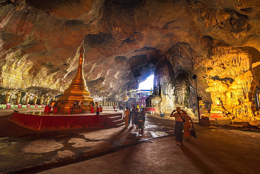 Cave filled with buddhas, Saddan Cave, Hpa-An, Kayin state, Myanmar (Burma), Asia