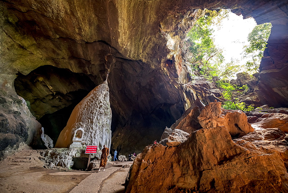 Cave filled with buddhas, Saddan Cave, Hpa-An, Kayin state, Myanmar (Burma), Asia