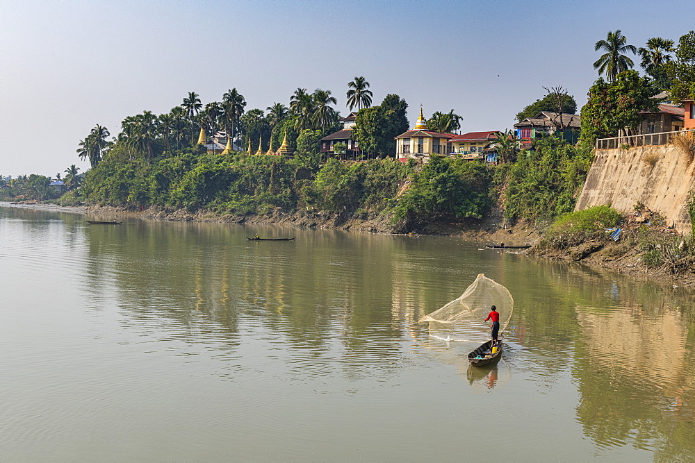 Fisherman on the Ye River, Ye, Mon state, Myanmar (Burma), Asia