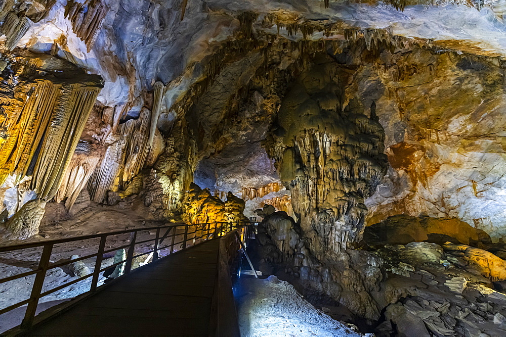 Colourful Paradise cave, Phong Nha-Ke Bang National Park, UNESCO World Heritage Site, Vietnam, Indochina, Southeast Asia, Asia