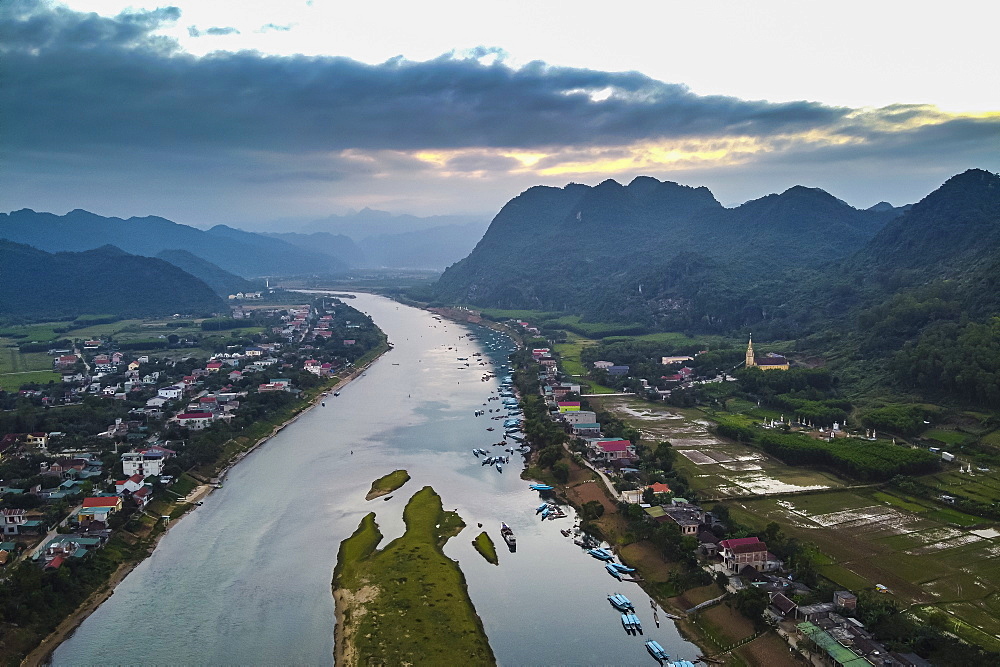 Aerial of the Song Con River with the limestone mountains in the background, Phong Nha-Ke Bang National Park, UNESCO World Heritage Site, Vietnam, Indochina, Southeast Asia, Asia