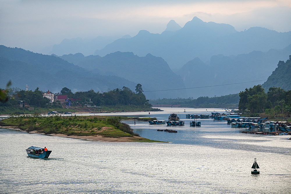 River boat on the Song Con River with the limestone mountains in the background, Phong Nha-Ke Bang National Park, UNESCO World Heritage Site, Vietnam, Indochina, Southeast Asia, Asia