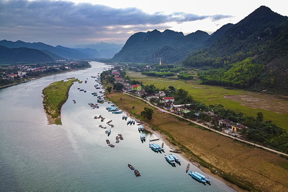 Aerial of the Song Con River with the limestone mountains in the background, Phong Nha-Ke Bang National Park, UNESCO World Heritage Site, Vietnam, Indochina, Southeast Asia, Asia