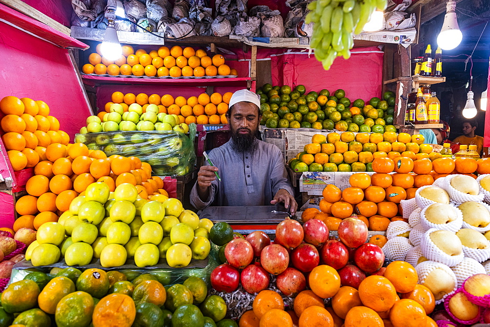 Man selling fruit, Kawran Bazar, Dhaka, Bangladesh, Asia