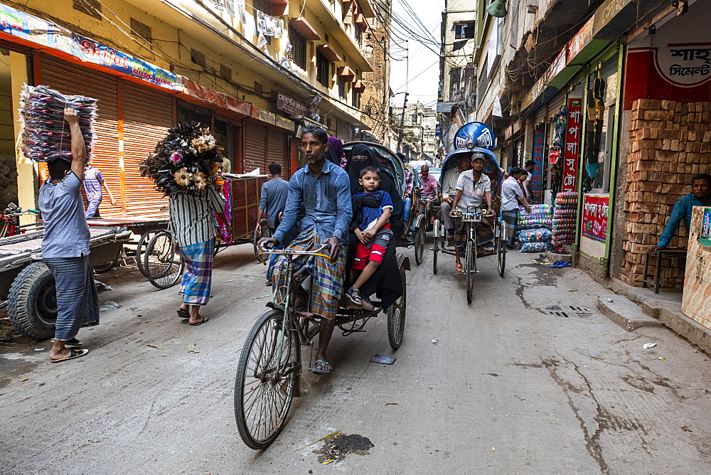 Rickshaw drivers in the bazaar, Dhaka, Bangladesh, Asia