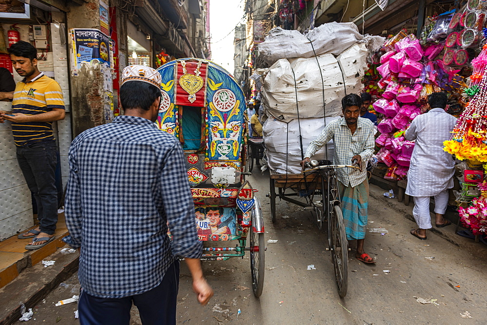 Rickshaw drivers in the bazaar, Dhaka, Bangladesh, Asia