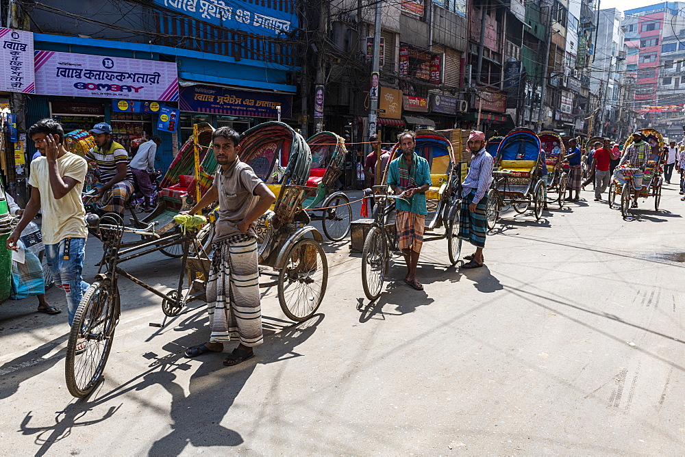 Rickshaw drivers in the bazaar, Dhaka, Bangladesh, Asia