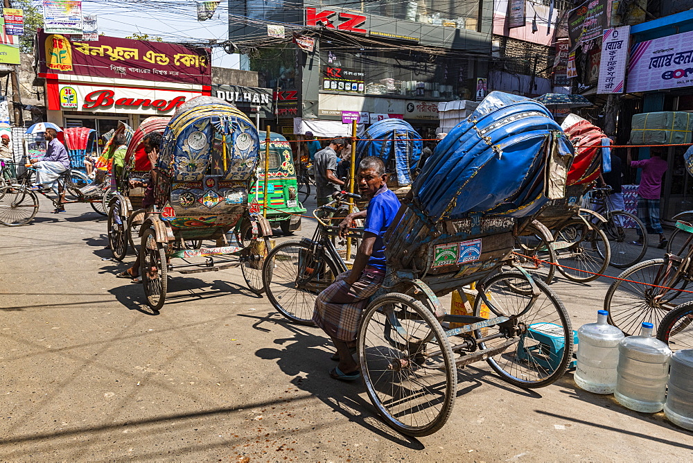 Rickshaw drivers in the bazaar, Dhaka, Bangladesh, Asia