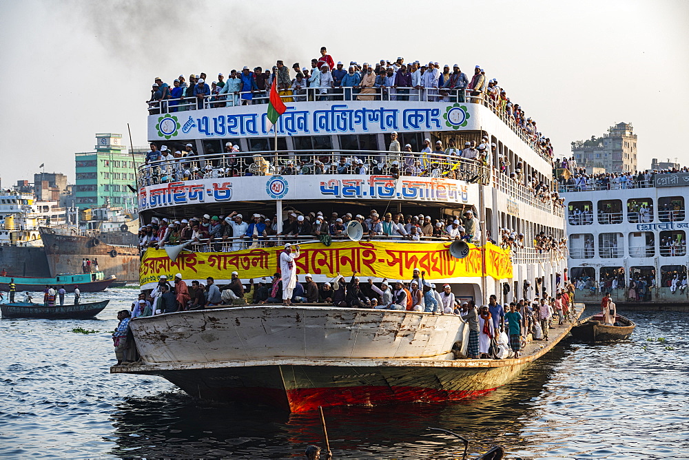 Overloaded passenger ferry with pilgrims on the Dhaka River, Port of Dhaka, Dhaka, Bangladesh, Asia