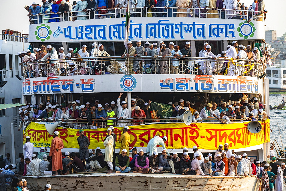 Overloaded passenger ferry with pilgrims on the Dhaka River, Port of Dhaka, Dhaka, Bangladesh, Asia