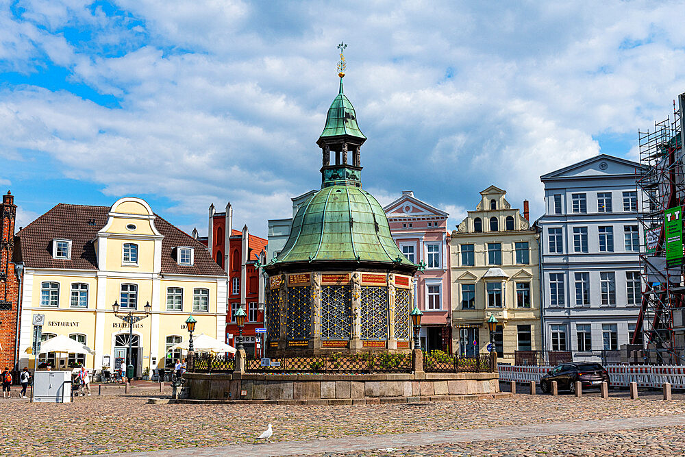 Water fountain on the market square, Hanseatic city of Wismar, UNESCO World Heritage Site, Mecklenburg-Vorpommern, Germany, Europe