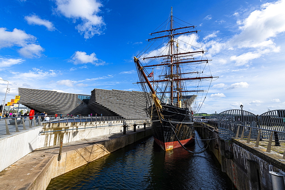 Discovery Point and RRS Discovery in front of the V&A Dundee, Scotland's design museum, Dundee, Scotland, United Kingdom, Europe