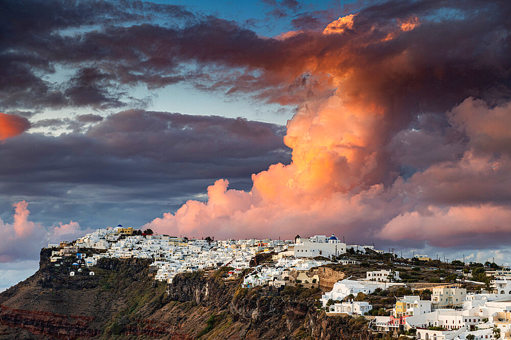 Whitewashed houses on the caldera at sunset, Fira, Santorini, Cyclades, Greek Islands, Greece, Europe