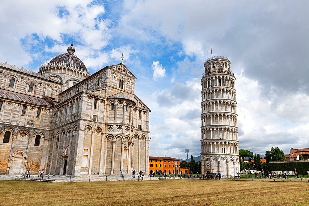 Piazza del Duomo with Cathedral and Leaning Tower, UNESCO World Heritage Site, Pisa, Tuscany, Italy, Europe