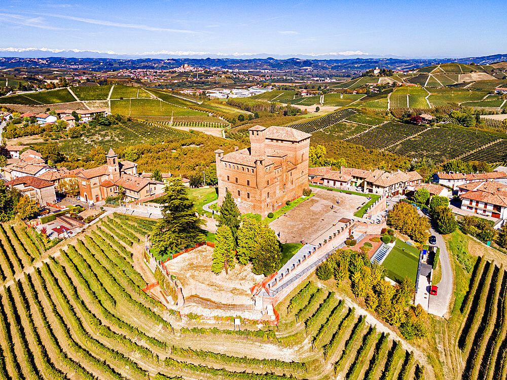 Castle of Grinzane Cavour, Barolo wine region, UNESCO World Heritage Site, Piedmont, Italy, Europe